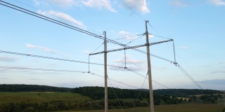 用于输送高压电力的杆塔位于农业玉米地里。电能概念的交付