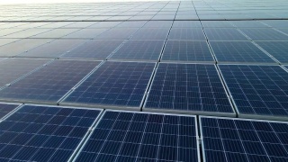 蓝色光伏太阳能电池板安装在建筑屋顶，产生清洁的生态电力。生产可再生能源概念视频素材模板下载