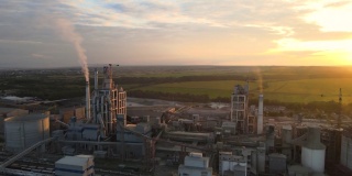 水泥工厂鸟瞰图，工业生产区的高混凝土厂房结构和塔式起重机。制造和全球产业理念
