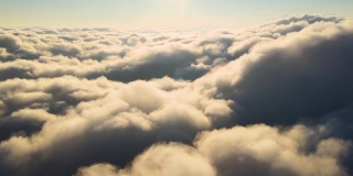 从高空的飞机窗口鸟瞰，在傍晚暴雨来临前，密集而蓬松的积云正在形成