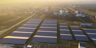 大型可持续发电厂鸟瞰图，一排排太阳能光伏电池板，用于生产清洁的生态电能。零排放的可再生电力。