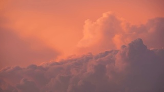 彩色的傍晚风景与柔和的彩云彩水彩色日落天空。抽象的自然背景视频素材模板下载