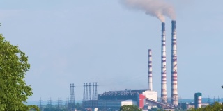燃煤电厂的高管道，黑烟向上移动污染大气。以化石燃料的概念生产电能