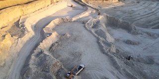 露天采场施工用石灰石材料的鸟瞰图，有挖掘机和自卸卡车