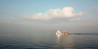 马尔马拉海，马尔特佩，伊斯坦布尔，海景无人机镜头，海上的小渔船，sm01