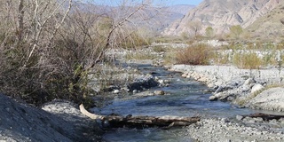 沙漠山涧涧涧流水湍急