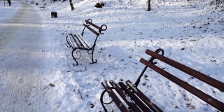 冬天公园里的长椅。