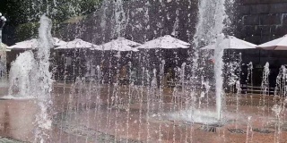 城市里的喷泉。水柱减速了。乌克兰基辅赫雷沙提克街的城市夏天。