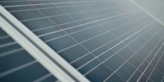 太阳能电池板旋转。单晶太阳能电池。硅片在旋转。太阳能。特写镜头。硅蜂窝太阳能电池表面。绿色能源。可再生的太阳能