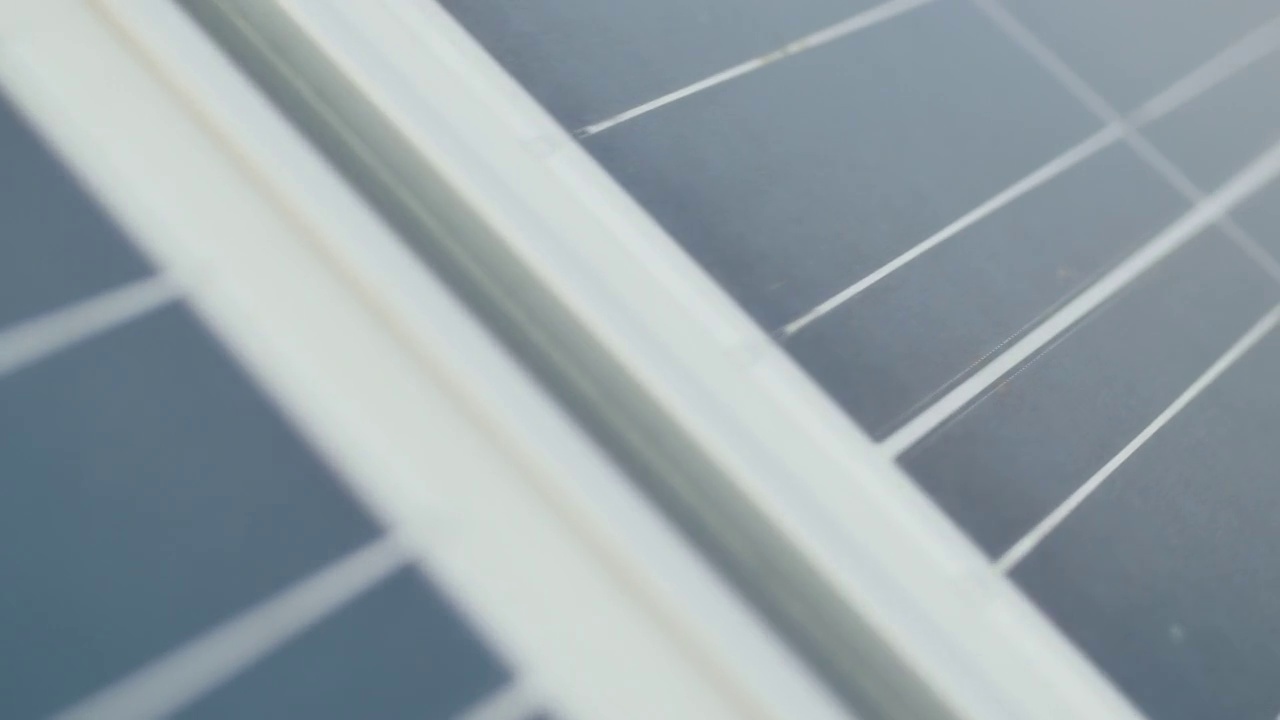 太阳能电池板的特写镜头。太阳能电池板动作缓慢。太阳能电池板移动镜头。近景的现代光伏太阳能电池板