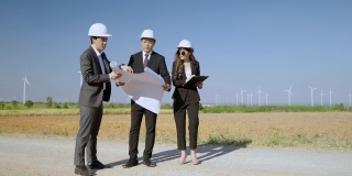 检查员和一名工程师以及一名秘书正在检查一个风力发电机发电领域的项目。清洁能源理念，可再生能源，拯救世界。