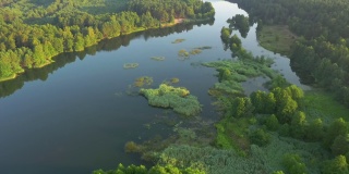 在阳光明媚的日子里，可以看到蔚蓝色的湖泊和绿色的森林。