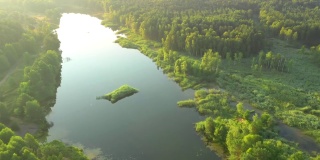 在阳光明媚的日子里，可以看到蔚蓝色的湖泊和绿色的森林。