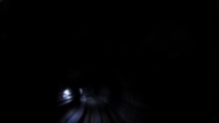 散焦拍摄现代城市隧道中飞驰的地铁列车视频素材模板下载
