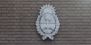 阿根廷共和国的盾徽或阿根廷盾在布宜诺斯艾利斯的一所公立学校的大门。关闭了。放大。