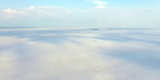 无人机在浓雾笼罩的农田上空飞行。