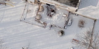 一个成年人在冬天下雪后用铲子清理门廊上的积雪。鸟瞰直接上方无人机加速，时间推移式视频。