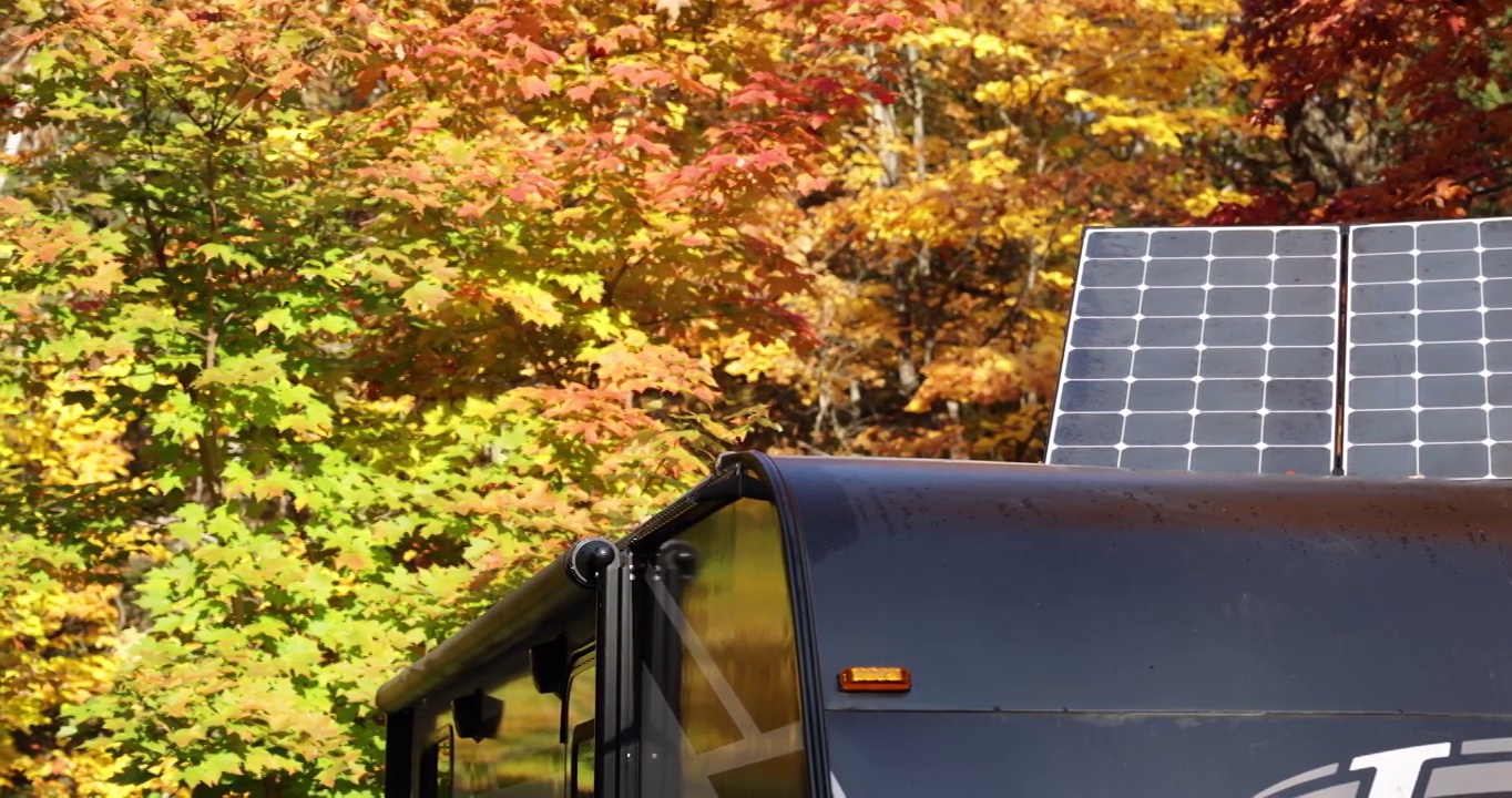 便携式太阳能电池板户外露营在秋天，魁北克，加拿大