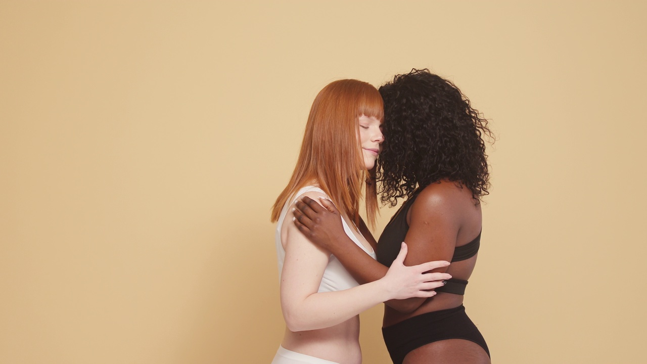 非洲裔美国人和白人妇女相互拥抱，表现出种族团结