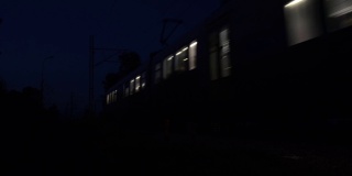 夜间火车上的乘客蜂拥前往目的地