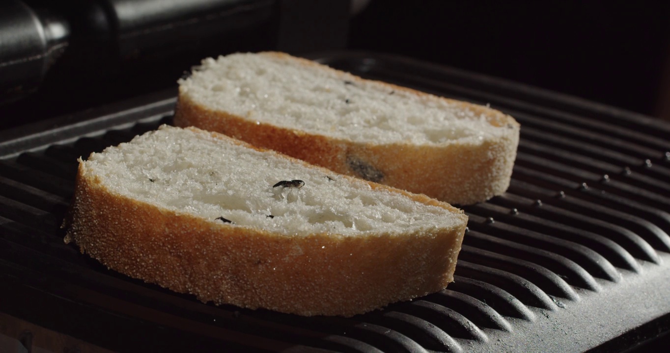 将新鲜的面包片放在加热的烤架上