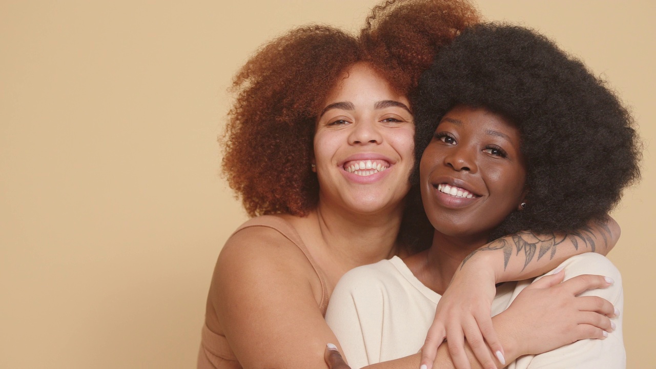 混合种族和非裔美国妇女在房间里友好地拥抱