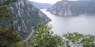 从多瑙河到锅炉。峡谷中的山景由一条河流穿过群山形成