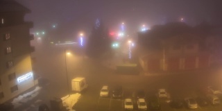 时间随着夜晚笼罩着小镇的雾流逝