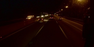 随着夜晚高速公路上飞驰的汽车和公共汽车，时间在流逝