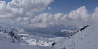 滑雪场设置在高山峭壁上，运动员们在那里展示了他们的技能