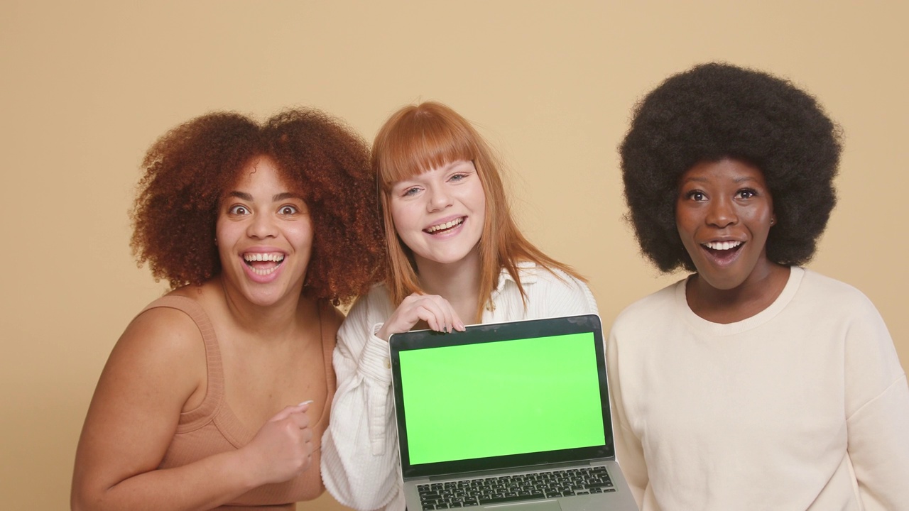 女友们惊讶地看着笔记本电脑的绿色屏幕