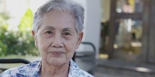 近4K户外亚洲老年女性(80岁女士)美丽的灰色头发，皱纹皮肤和自然的笑脸，表达了对退休生活的情绪积极和快乐。