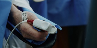 连接在病人手臂上用来测量生命体征的医疗设备。