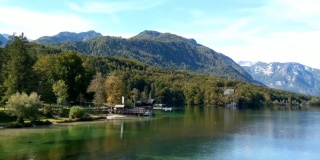 斯洛文尼亚风景优美的博欣吉湖。湖边的秋天。朱利安·阿尔卑斯山脉的博欣季谷