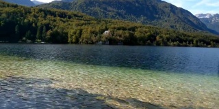 斯洛文尼亚Bohinj湖的全景。秋天的风景