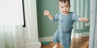 亚洲幼童迈出第一步，学习如何赤脚走路