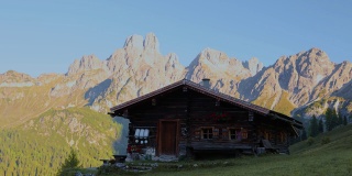 时间推移:夏季阿尔卑斯山的日出和山间小屋
