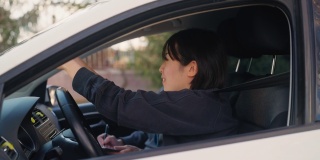 驾校的女教师正在教年轻女子如何开车。