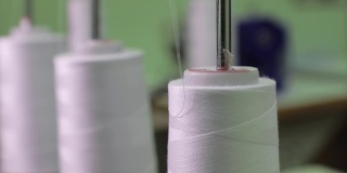 纺织厂织布机上的线轴。近距离