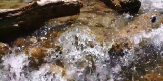 纯净的水在石头之间流动。山河汹涌的水流越来越近