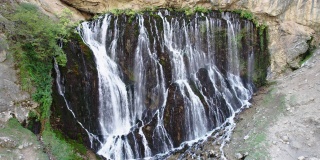 Kapuzbaşı瀑布由不止一个瀑布组成。事实上，它是土耳其最高的瀑布之一，并被誉为世界第二高的瀑布。