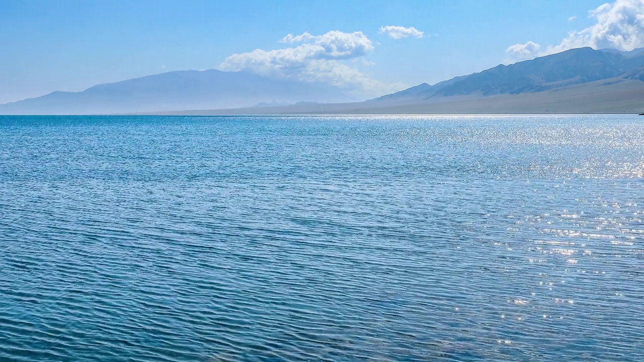 中国新疆萨利木湖的自然景观。