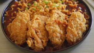 韩式炸鸡泡面或炸鸡拉面——韩式食品视频素材模板下载