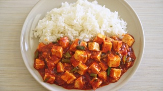 麻婆豆腐——传统的四川菜，用丝豆腐和碎牛肉，用辣椒油和花椒混合而成的麻辣味——亚洲菜式视频素材模板下载