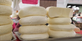 佐治亚市场上成堆的自制圆形传统奶酪