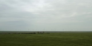 用于能源生产的强大风力涡轮机农场的鸟瞰图。风力涡轮机为可持续发展提供清洁的可再生能源。替代能源。4 k