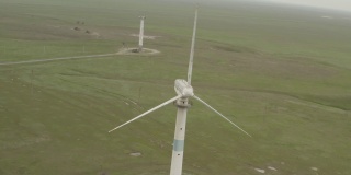 用于能源生产的强大风力涡轮机农场的鸟瞰图。风力涡轮机为可持续发展提供清洁的可再生能源。替代能源。4K DJI DLog-M颜色配置文件