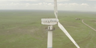 用于能源生产的强大风力涡轮机农场的鸟瞰图。风力涡轮机为可持续发展提供清洁的可再生能源。替代能源。4K DJI DLog-M颜色配置文件