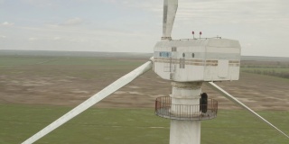 用于能源生产的强大风力涡轮机农场的鸟瞰图。风力涡轮机为可持续发展提供清洁的可再生能源。替代能源。4K, 10bit, DJI DLog-M配置文件
