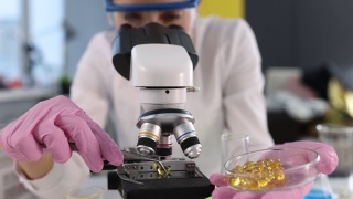 科学家实验室研究omega-3脂肪酸的有益特性视频素材模板下载